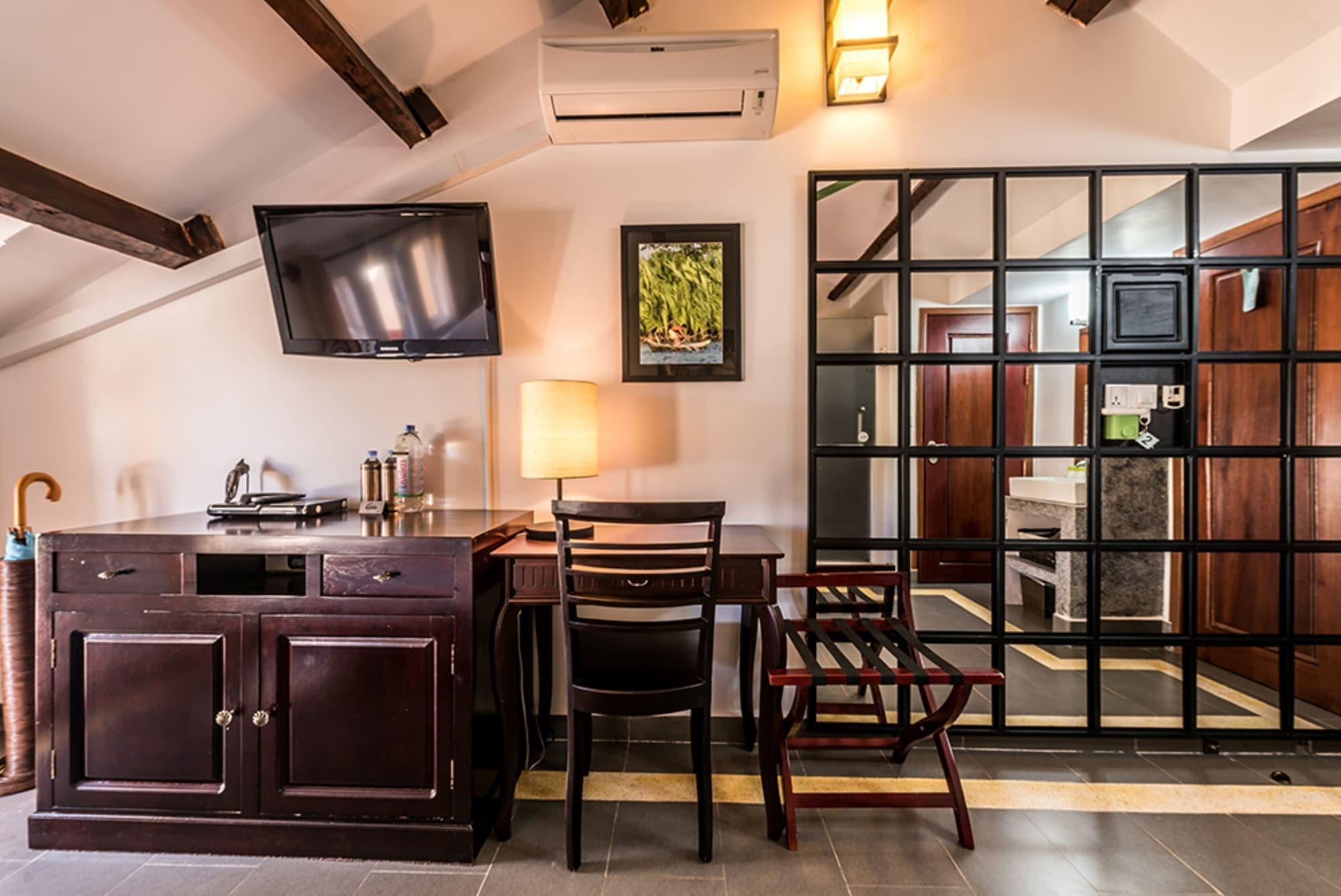The Columns Hotel Kampot Exterior photo