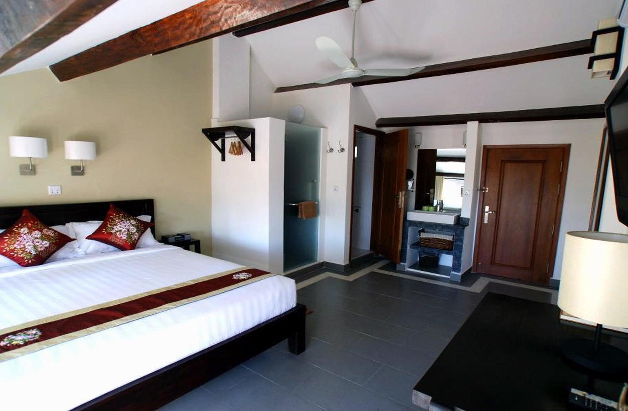 The Columns Hotel Kampot Exterior photo