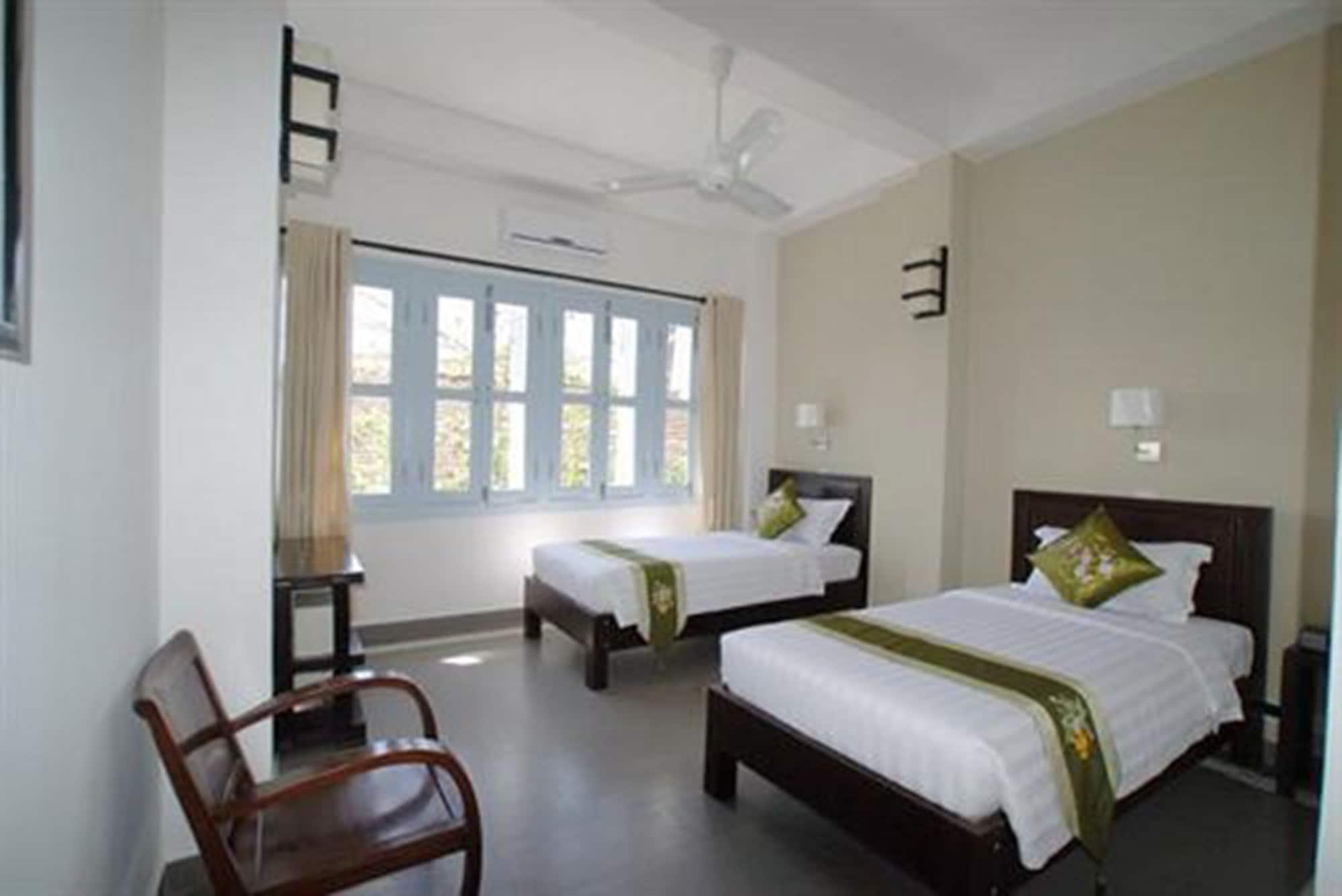 The Columns Hotel Kampot Exterior photo