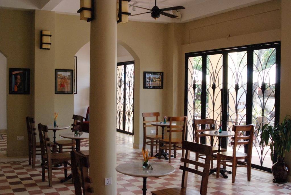 The Columns Hotel Kampot Exterior photo