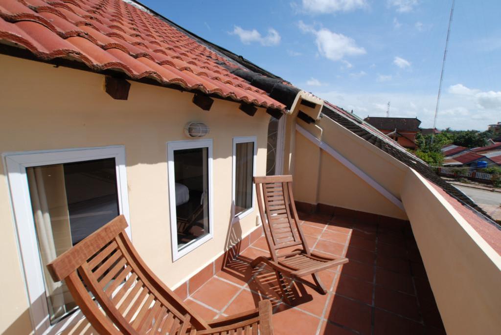 The Columns Hotel Kampot Exterior photo